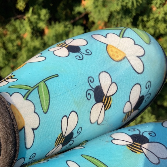 Sloggers Bumble Bee Flower Blue Waterproof Clog 
Size 8 - Picture 10 of 12